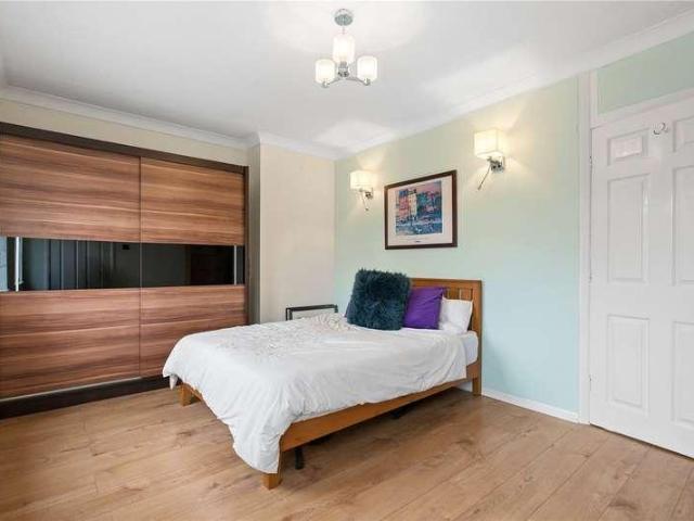 5 bed house for sale