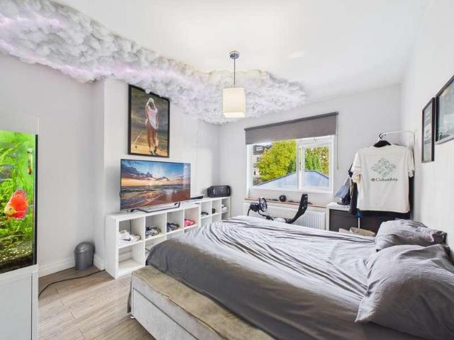 5 bed house for sale