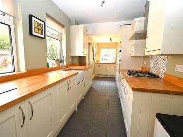 5 bed house for sale