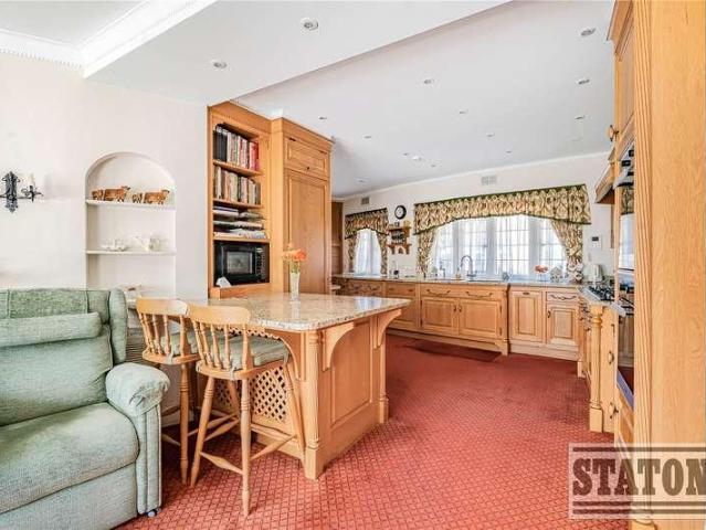 5 bed house for sale