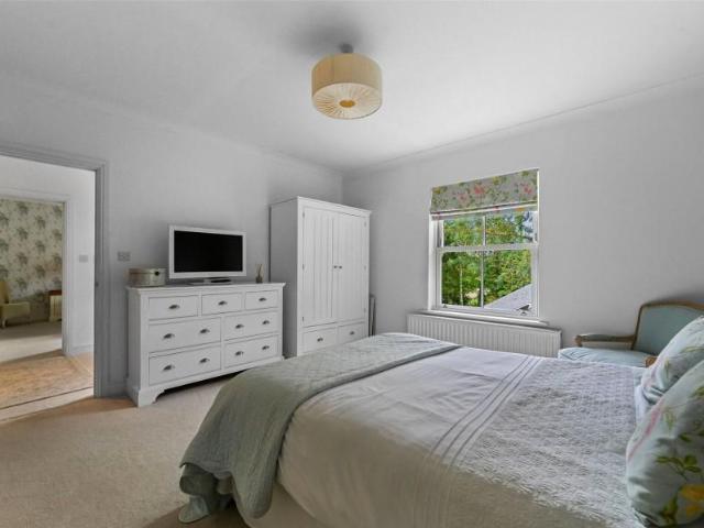 5 bed house for sale