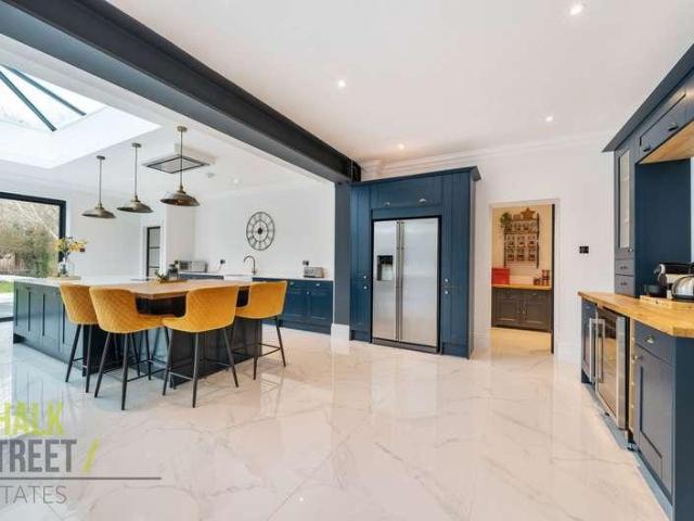 5 bed house for sale