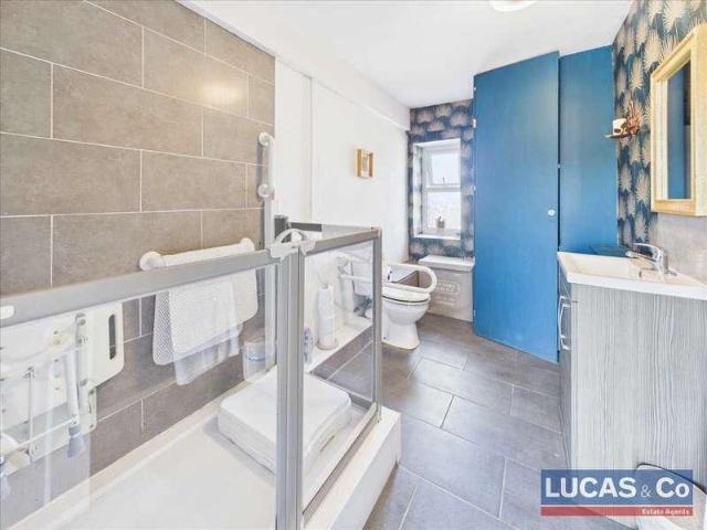 5 bed house for sale