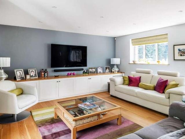 5 bed house for sale