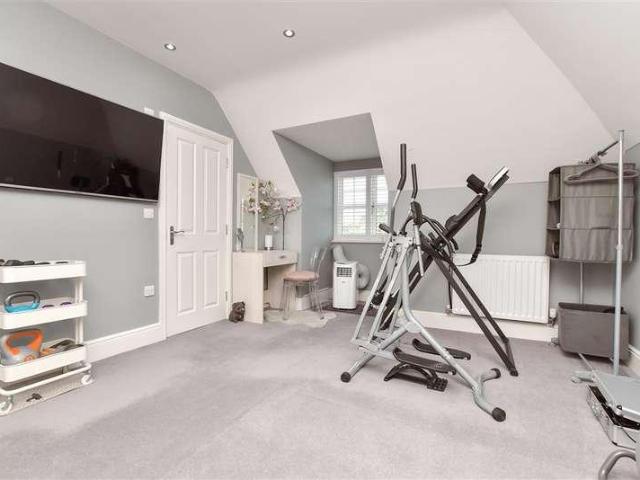 5 bed house for sale
