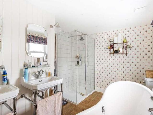5 bed house for sale
