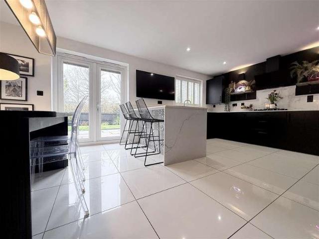 5 bed house for sale