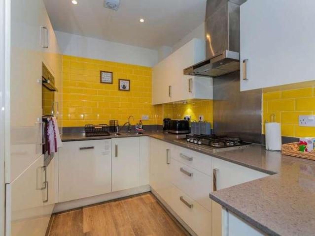 5 bed house for sale