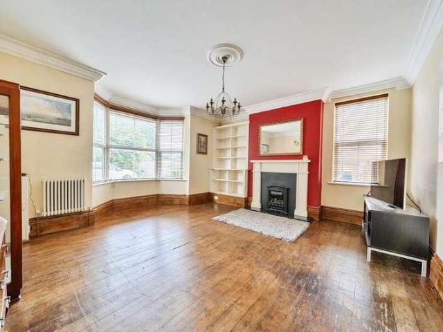 5 bed house for sale