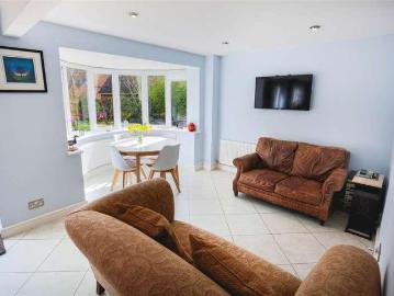 5 bed house for sale