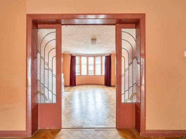 5 bed house for sale