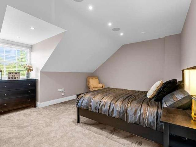 5 bed house for sale