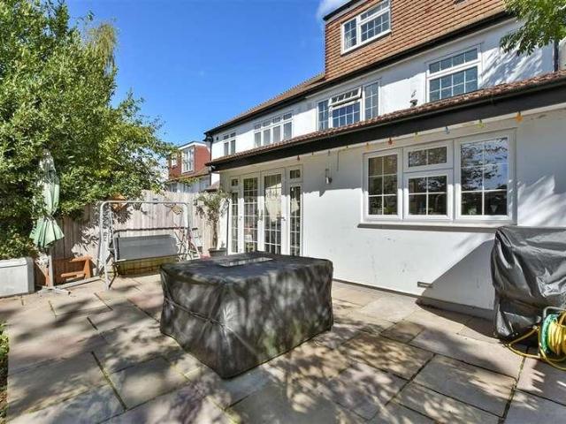 5 bed house for sale