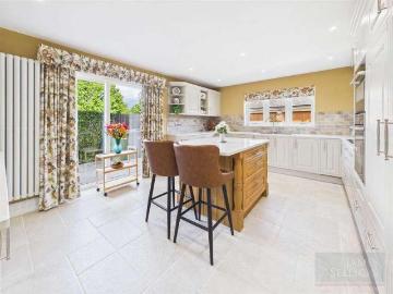 5 bed house for sale