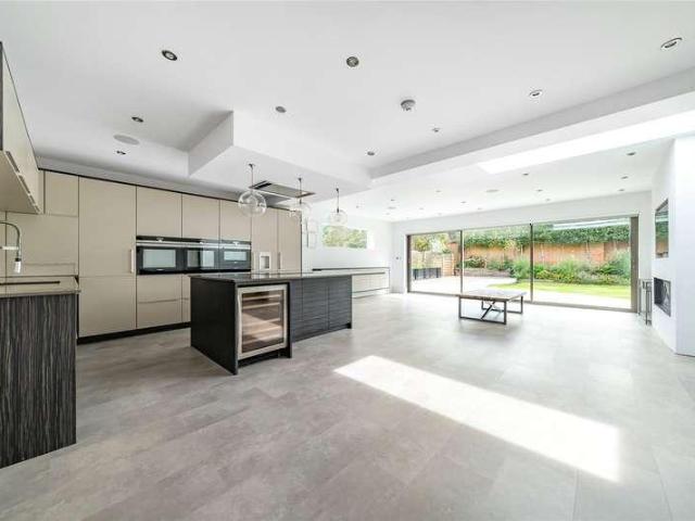 5 bed house for sale