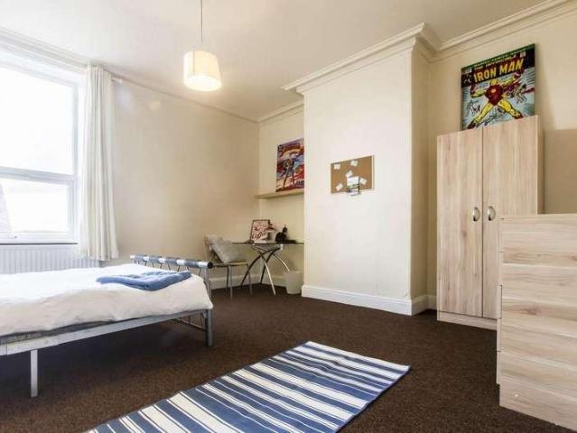 5 bed house for sale