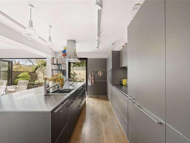 5 bed house for sale