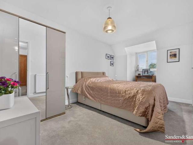 5 bed house for sale