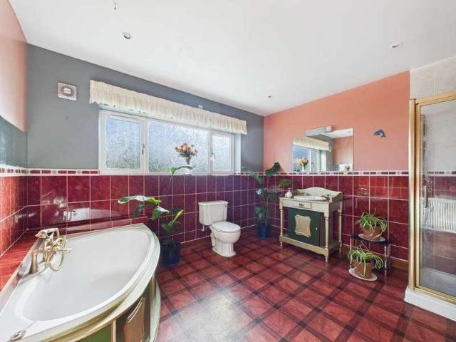 5 bed house for sale