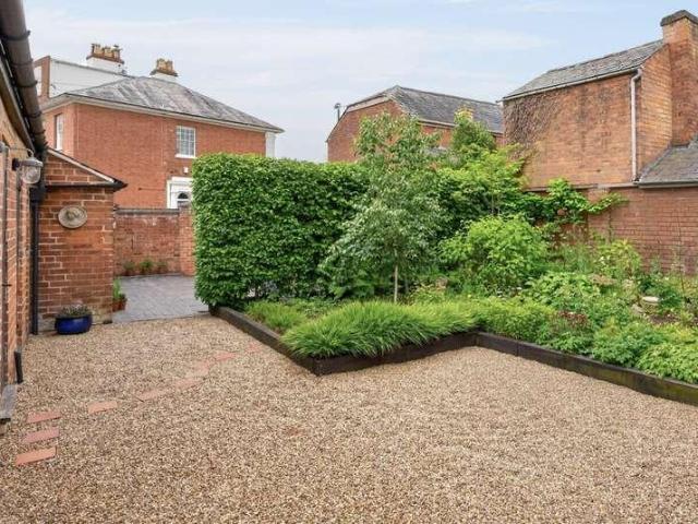 5 bed house for sale