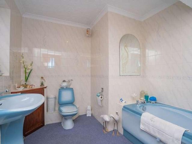 5 bed house for sale