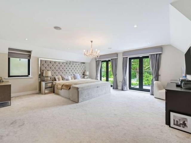 5 bed house for sale