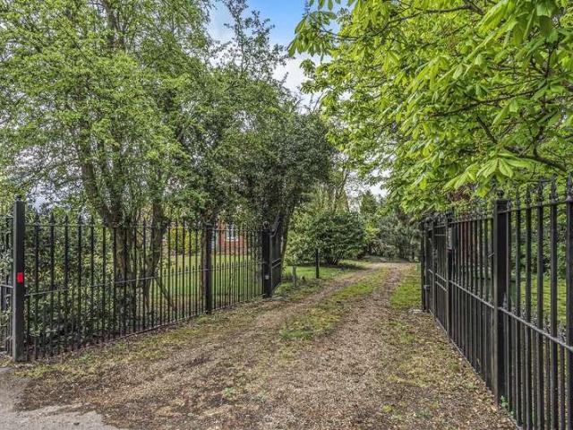 5 bed house for sale
