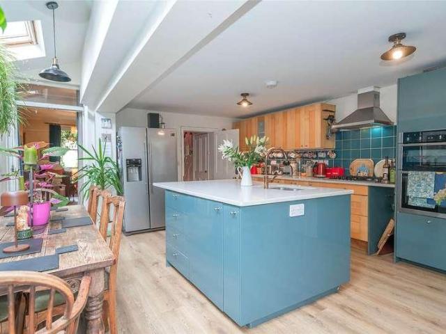 5 bed house for sale