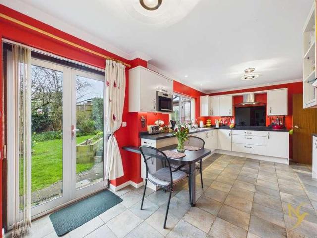 5 bed house for sale