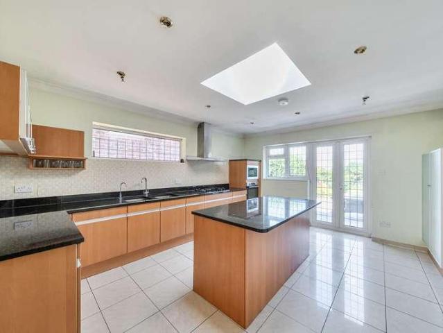 5 bed house for sale