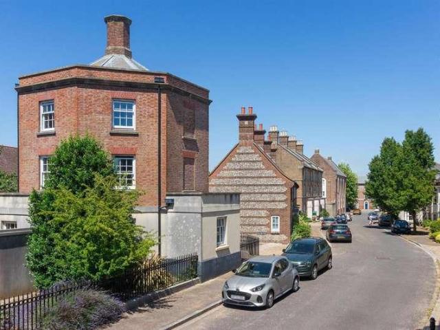 5 bed house for sale