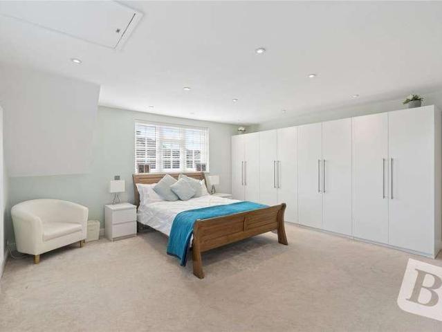 5 bed house for sale