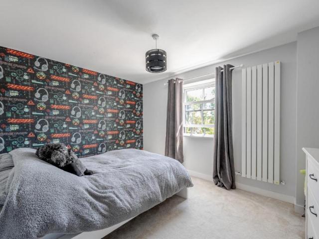 5 bed house for sale