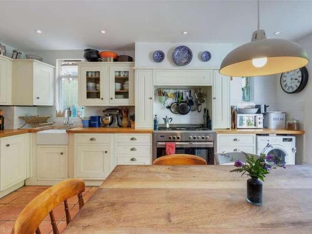 5 bed house for sale