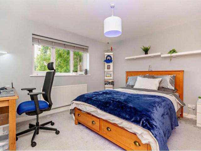 5 bed house for sale