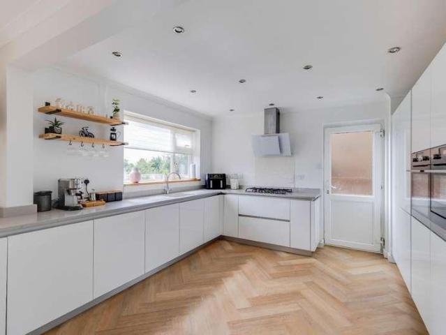 5 bed house for sale
