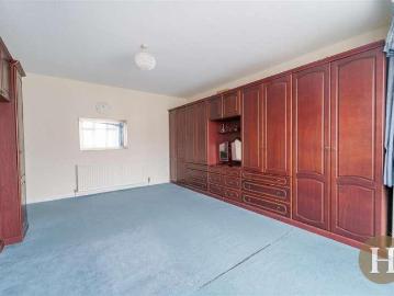 5 bed house for sale