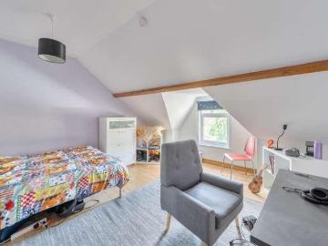 5 bed house for sale