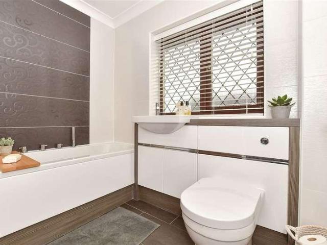 5 bed house for sale