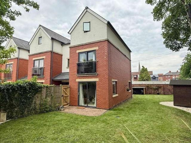 5 bed house for sale