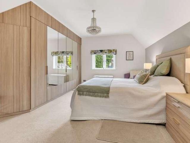 5 bed house for sale