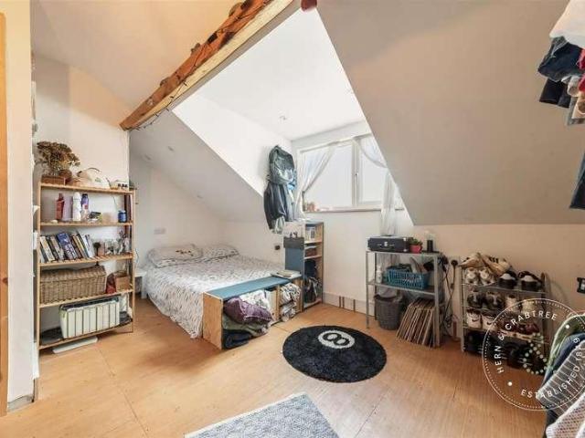 5 bed house for sale