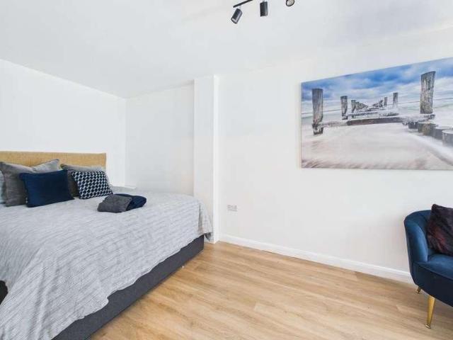 5 bed house for sale