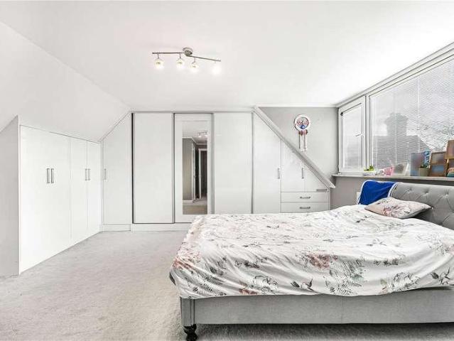 5 bed house for sale
