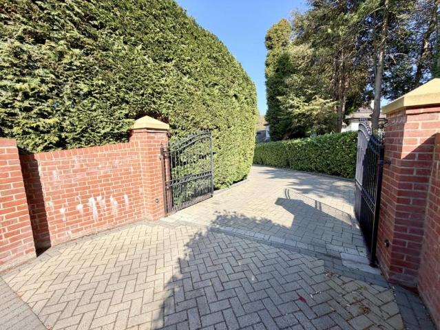 5 bed house for sale