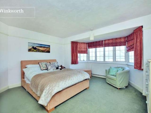 5 bed house for sale
