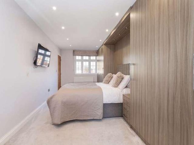 5 bed house for sale