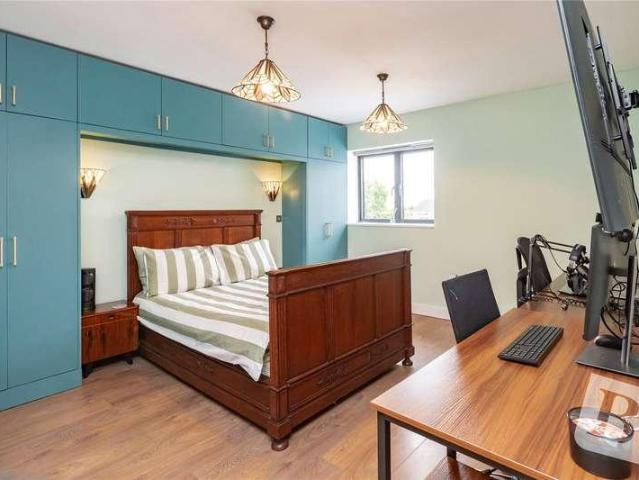 5 bed house for sale