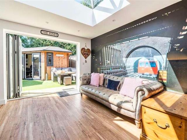 5 bed house for sale