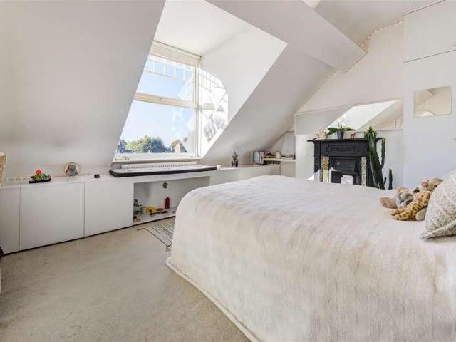 5 bed house for sale